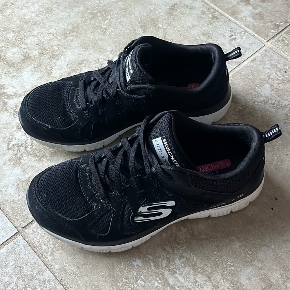 Skechers Air Cooled Memory Foam Black and White Sneakers size 6